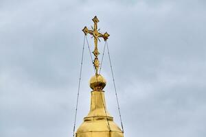 est orthodoxe des croix sur or dômes, des coupoles, contre bleu ciel avec des nuages photo