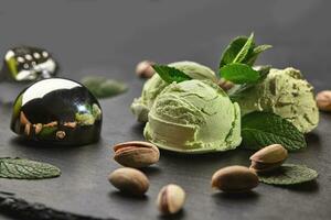 gourmet pistache la glace crème servi sur une pierre ardoise plus de une noir Contexte. photo