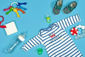 bébé vêtements, articles de toilette, jouets et santé se soucier accessoires sur bleu Contexte. photo