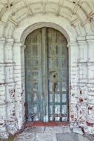 fermé à clé en bois porte de le vieux orthodoxe église photo