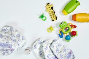 ensemble de accessoires pour bébé. sucette, bouteille, couche, crème sur blanc Contexte. photo