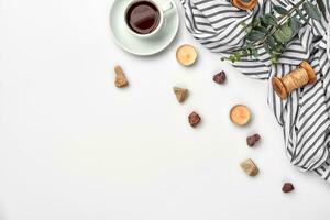 tasse avec une prêt thé sur une blanc tableau. Haut voir, plat poser. copie espace photo