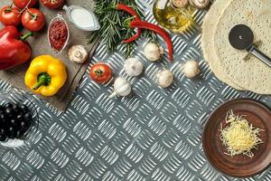 fromage, différent des légumes sur métal tableau. Ingrédients pour traditionnel italien Pizza. photo