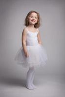 petite fille blonde dans une robe de ballet photo