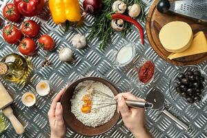 Jeune femme cuisine dans cuisine, fermer photo