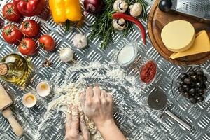 Jeune femme cuisine dans cuisine, fermer photo