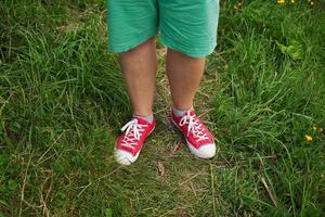 jambes hommes vêtus de baskets rouges photo