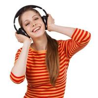 fille joyeuse avec des écouteurs écoutant de la musique photo