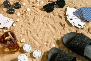 poker de plage. frites et cartes sur le sable. autour le coquillages, des lunettes de soleil et retourner flops. Haut vue photo