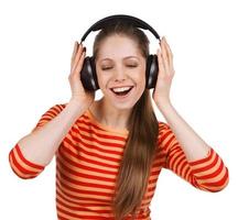 fille heureuse écoute de la musique sur des écouteurs photo