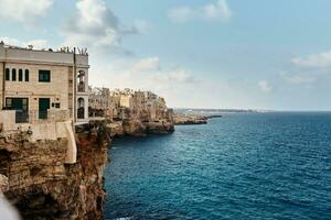 magnifique paysage de polignano une jument, ville dans le Province de Bari, Pouilles. photo