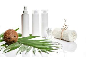 biologique produits de beauté avec noix de coco sur blanc Contexte. photo