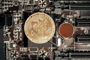 Bitcoin. Nouveau virtuel argent. bitcoins mensonge sur le vidéo carte, concept de exploitation minière. photo