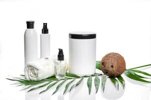 biologique produits de beauté avec noix de coco sur blanc Contexte. photo