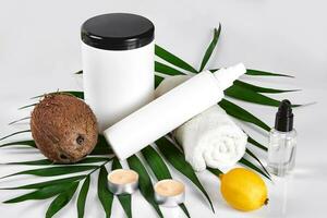 noix de coco avec pots de noix de coco pétrole et cosmétique crème sur blanc Contexte photo