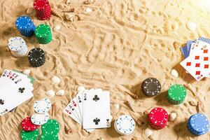 poker de plage. frites et cartes sur le le sable avec coquillages. Haut vue photo