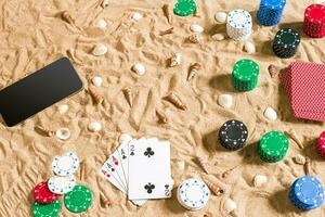 en ligne poker Jeu sur le plage avec numérique intelligent et piles de puces. Haut vue photo