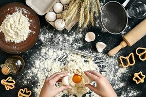 femme fracasse un Oeuf en utilisant couteau tandis que pétrissage une Pâtisserie. studio tir. Haut vue photo