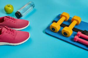 en bonne santé concept, régime plan avec sport des chaussures et bouteille de l'eau et haltères sur bleu arrière-plan, en bonne santé nourriture et exercice concept photo