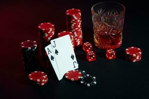 cartes de poker joueur. sur le table sont frites et une verre de cocktail avec whisky. cartes - ace et jack photo