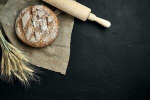 fraîchement cuit pain sur foncé cuisine tableau, Haut vue photo