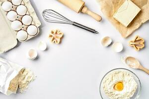 ingrédients de cuisson pour la pâtisserie sur le tableau blanc photo