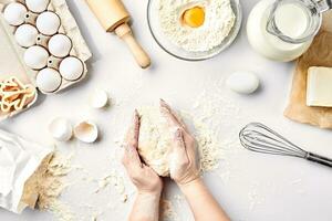 boulanger en train de préparer à pétrir le pâte, Haut voir. cuisson, boulangerie concept photo