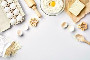 ingrédients de cuisson pour la pâtisserie sur le tableau blanc photo