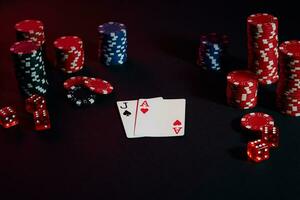 casino frites et cartes sur noir table surface. jeu, fortune, Jeu et divertissement concept - proche en haut photo