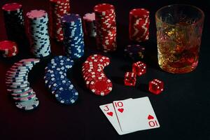 cartes de poker joueur. sur le table sont frites et une verre de cocktail avec whisky. combinaison de cartes photo