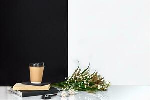 fleurs, livre, carnet et tasse de café, noir et blanc mur. photo