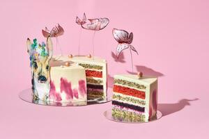 pastel couleurs savoureux gâteau avec papillons et peu cerf. rose Contexte. sélectif se concentrer. photo