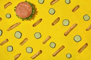 conception concept de maquette Burger et français frites ensemble sur Jaune Contexte. photo