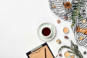 tasse avec une prêt thé sur une blanc tableau. Haut voir, plat poser. copie espace photo