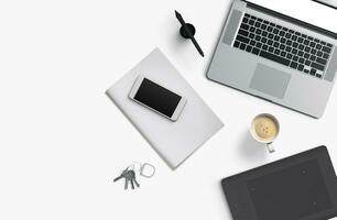 Bureau bureau table avec portable ordinateur, téléphone intelligent avec noir écran plus de une carnet et tasse de café. Haut voir. photo