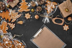 Noël Contexte avec pain d'épice biscuits et artisanat feuilles de papier. copie espace. photo