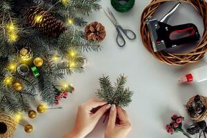 Noël Contexte avec décorations, guirlande et pin cônes. création couronne fabriqué de Noël arbre branches sur blanc Contexte. photo