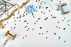 délicat ondulé rubans et métallique étoile en forme de confettis isolé sur blanc Contexte. Noël vacances décoration concept. photo