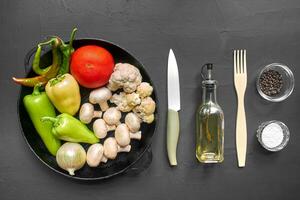 Haut vue de une Frais des légumes pour en bonne santé nutrition. noir Contexte avec espace de copie. photo