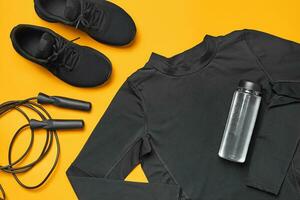 fermer studio coup de une Gym accessoires sur une Jaune Contexte. Haut voir, plat poser. photo