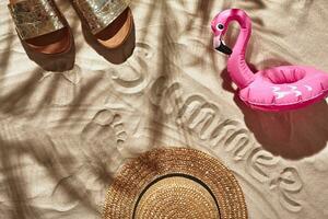 voyageur vacances accessoires sont posé en dehors sur une blanc plage sable. plat poser, Haut voir. photo