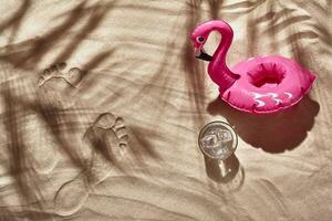 voyageur vacances accessoires sont posé en dehors sur une blanc plage sable. plat poser, Haut voir. photo