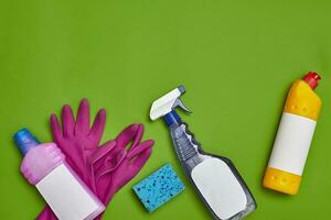 détergents et nettoyage accessoires sur une vert Contexte. Entretien ménager concept. photo