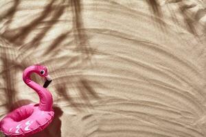 voyageur vacances accessoires sont posé en dehors sur une blanc plage sable. plat poser, Haut voir. photo