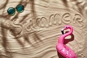 voyageur vacances accessoires sont posé en dehors sur une blanc plage sable. plat poser, Haut voir. photo