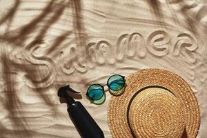 voyageur vacances accessoires sont posé en dehors sur une blanc plage sable. plat poser, Haut voir. photo