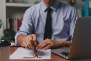 homme timbre caoutchouc approuver les documents Assurance la finance certifier à Bureau photo