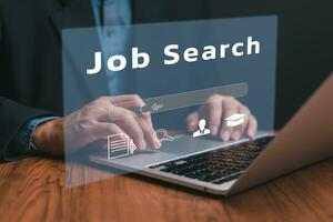 homme en utilisant portable emploi chercher et emploi découverte travail l'Internet en ligne réseau photo