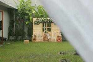 traditionnel mariage atmosphère avec fleur décorations dans une jardin et Extérieur atmosphère photo