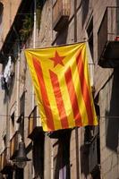 drapeau de la Catalogne affiché sur la rue de la ville photo